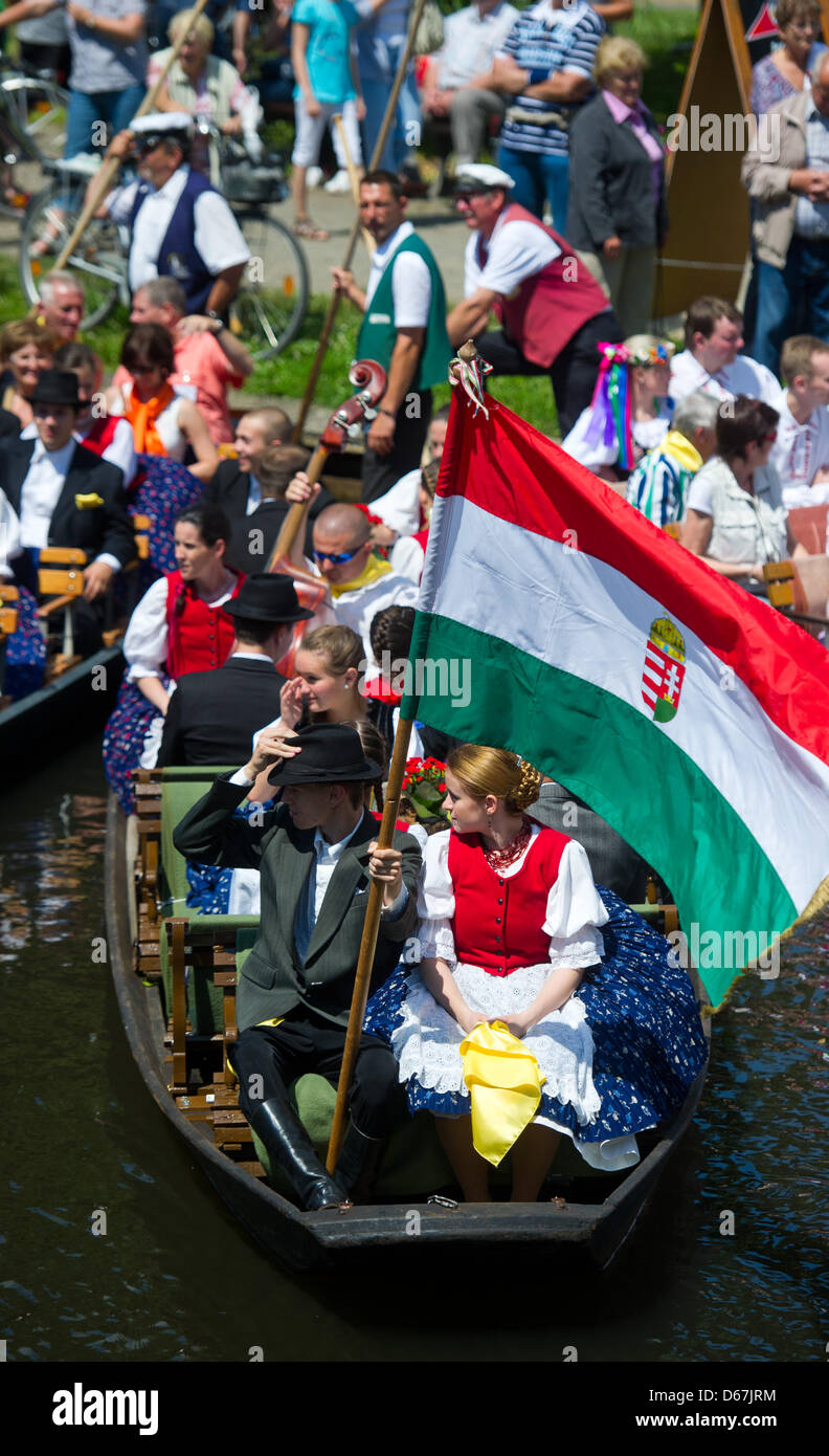 Ungarische Teilnehmer des Folk Festival sitzen im Spreewald Punts ...