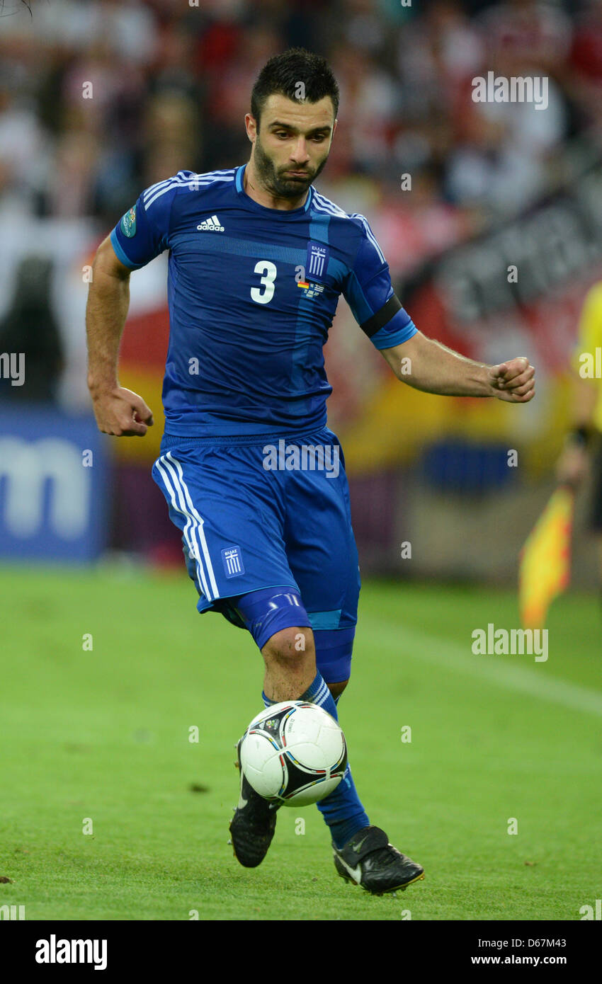 Griechenlands Tzavellas steuert den Ball während der UEFA EURO