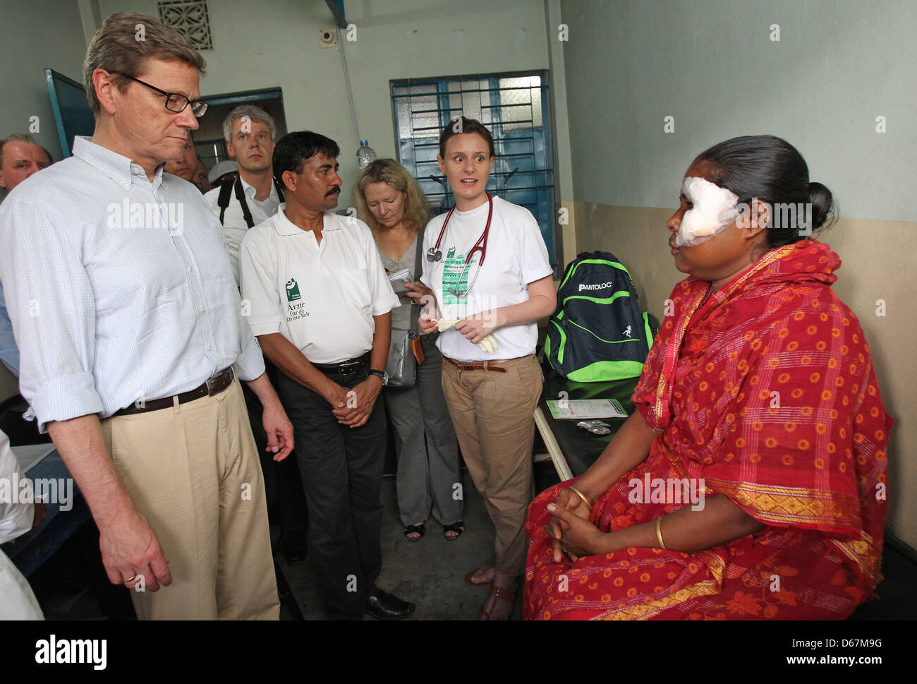 Der deutsche Außenminister Guido Westerwelle (L-R), Klinikchef stehen Aminul Hoq und Arzt Anja Gebauer in einer Arztpraxis der Hilfsorganisation Ärzte für die dritte Welt in den Slums von Korail in Dhaka, Bangladesch, 23. Juni 2012. In der Arztpraxis behandeln Ärzte Menschen in Not auf freiwilliger Basis. Foto: JAN WOITAS Stockfoto