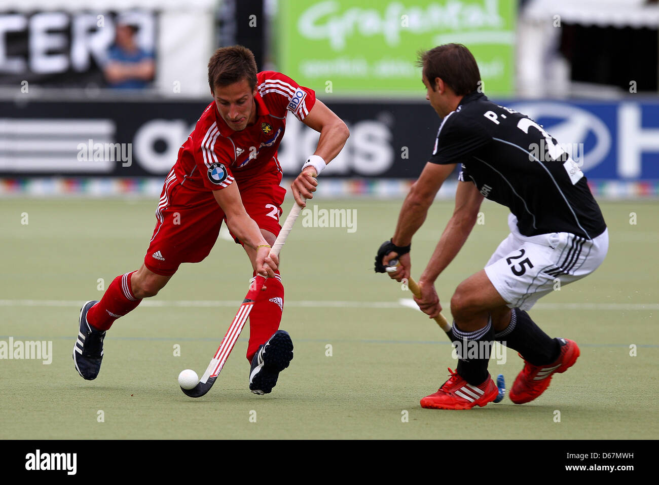 Philipp Zeller (r) Deutschlands und Belgiens Ellic van Strydonck (l) sind im Feldhockey nationalen Spiel zwischen Deutschland und Belgien bei DSD in Düsseldorf, 23. Juni 2012 abgebildet. Foto: Revierfoto Stockfoto