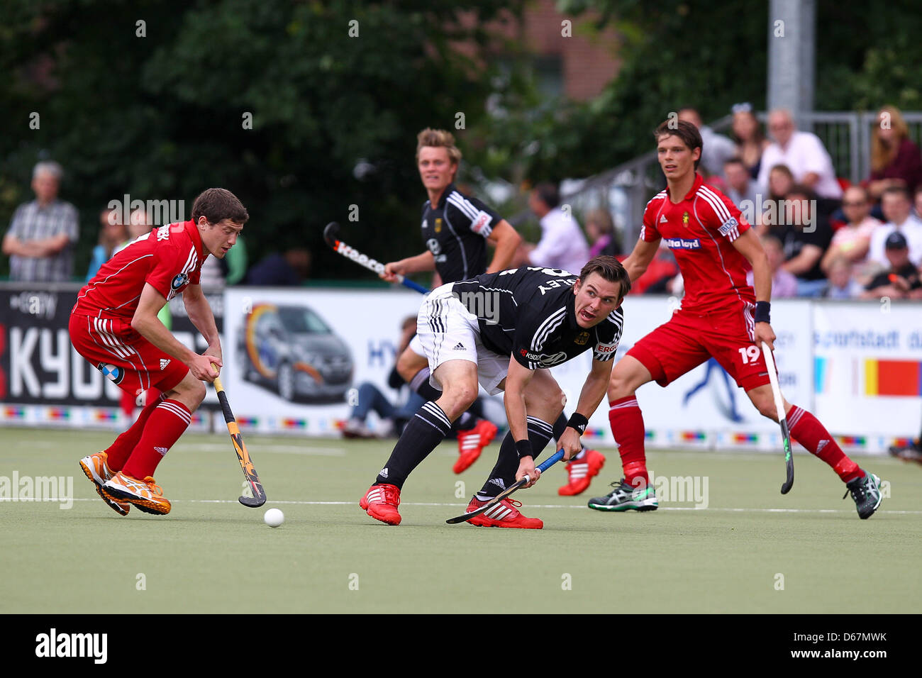 Christopher Wesley (m) Deutschlands, Belgiens John-John Dohmen (l) und Felix Denayer (r) sind während ein fangen Sie Hockey national Match zwischen Deutschland und Belgien bei DSD in Düsseldorf, 23. Juni 2012 abgebildet. Foto: Revierfoto Stockfoto