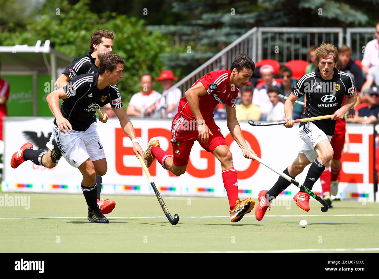 Deutschlands Jan-Marco Montag (l), Philipp Rabente (R) und Belgiens Simon Gougnard (m) sind abgebildet, während ein fangen Sie Hockey national Match zwischen Deutschland und Belgien bei DSD in Düsseldorf, 23. Juni 2012. Foto: Revierfoto Stockfoto