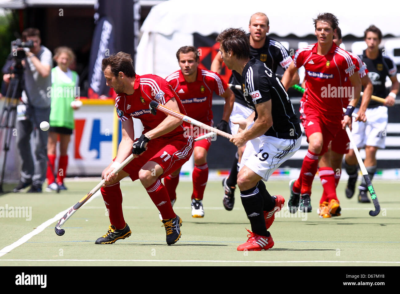 Belgiens Benjamin van Hove (l) und Deutschlands Christopher Zeller (r) sind während ein fangen Sie Hockey national Match zwischen Deutschland und Belgien bei DSD in Düsseldorf, 23. Juni 2012 abgebildet. Foto: Revierfoto Stockfoto