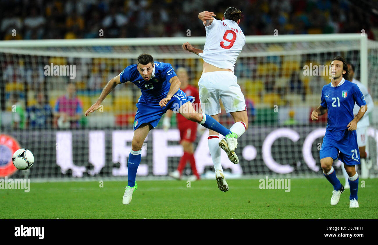 Englands Andy Carroll (r) und Italiens Andrea Barzagli während der UEFA EURO 2012 Viertelfinale Fußball match England Vs Italien im NSC Olimpijskij Olympiastadion in Kiew, Ukraine, 24. Juni 2012. Foto: Thomas Eisenhuth Dpa (siehe Kapitel 7 und 8 der http://dpaq.de/Ziovh für die UEFA Euro 2012 Geschäftsbedingungen &) Stockfoto