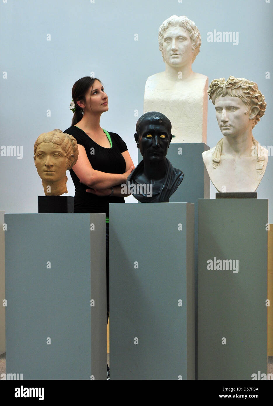 Im Museum für Ur- und Frühgeschichte Thüringens, ein Besucher-Ansichten-Büsten von Cleopatra, Julius Caesar, Alexander wirft der große und Augustus (L-R) als Gips bei einer Show der ägyptischen Kunst aus Thüringer Sammlungen in Weimar, Deutschland, 26. Juni 2012. Bis zum 24 August sind mehr als 200 Objekte auf dem Display an der Sonderausstellung, viele von ihnen zum ersten Mal. Foto: MARTIN SCHUTT Stockfoto