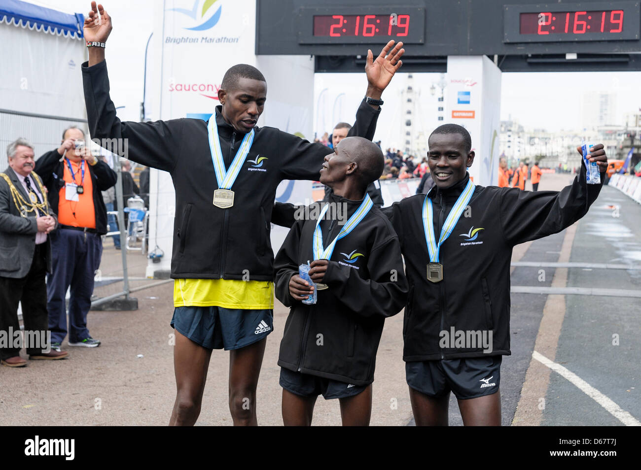 Brighton, UK, 14.04.2013: Brighton Marathon. 1. Platz Dominic Kangor 02:10:46, 2. Platz Bernard Rotich (02: 10:51) und 3. Platz Robert Mwangi (02: 11:26) nach Beendigung der Marathons auf Brighton Seafront feiern. Bild von Julie Edwards Stockfoto
