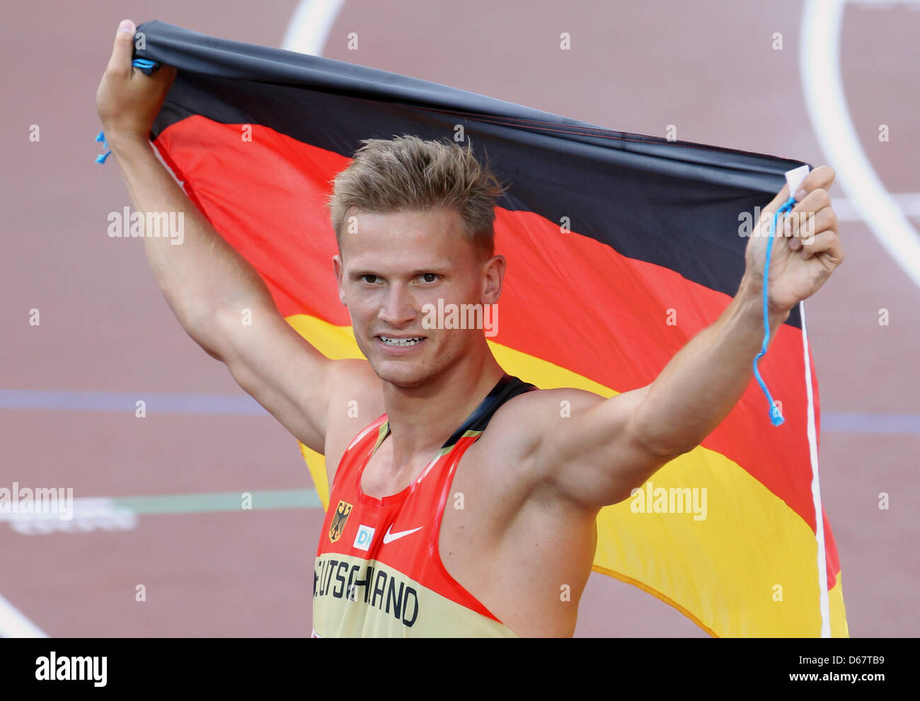 Pascal Behrenbruch Deutschlands feiert nach dem Sieg im Zehnkampf der Leichtathletik-Meisterschaften 2012 im Olympiastadion in Helsinki, Finnland, 28. Juni 2012. Die Leichtathletik-Europameisterschaften finden vom 27. Juni bis 1. Juli 2012 statt in Helsinki. Foto: Michael Kappeler Dpa +++(c) Dpa - Bildfunk +++ Stockfoto