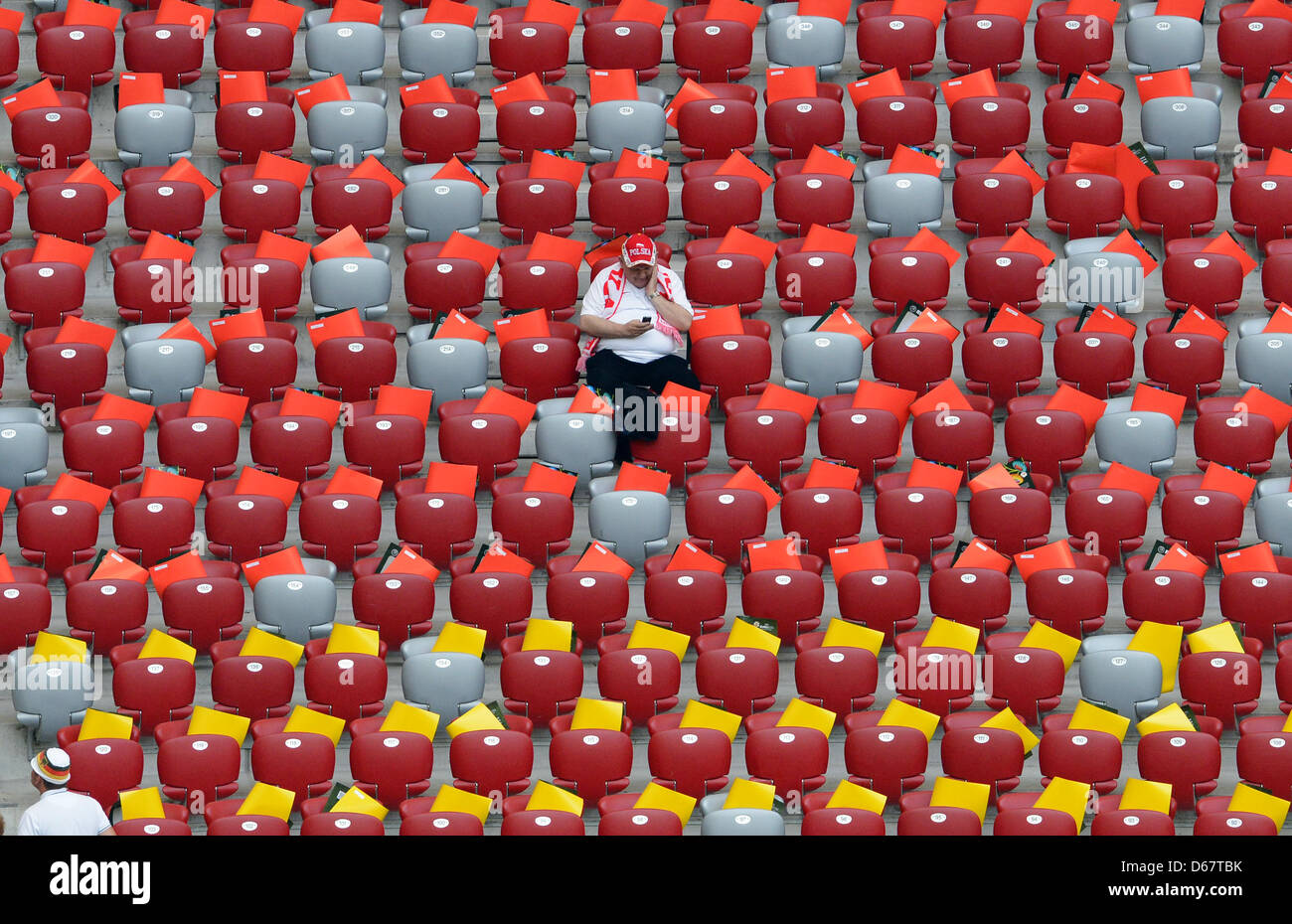 Ein einsamer Anhänger sitzt auf der Tribüne vor dem UEFA EURO 2012-Halbfinale Fußball-Spiel Deutschland vs. Italien im Nationalstadion in Warschau, Polen, 28. Juni 2012. Foto: Marcus Brandt Dpa (siehe Kapitel 7 und 8 der http://dpaq.de/Ziovh für die UEFA Euro 2012 Geschäftsbedingungen &) +++(c) Dpa - Bildfunk +++ Stockfoto