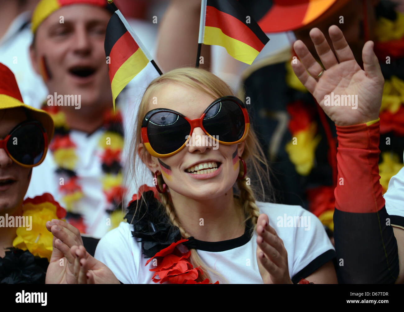 Ein Verfechter von Deutschland Jubel vor der UEFA EURO 2012 Halbfinale Fußball match Deutschland vs. Italien im Nationalstadion in Warschau, Polen, 28. Juni 2012. Foto: Andreas Gebert Dpa (siehe Kapitel 7 und 8 der http://dpaq.de/Ziovh für die UEFA Euro 2012 Geschäftsbedingungen &) +++(c) Dpa - Bildfunk +++ Stockfoto