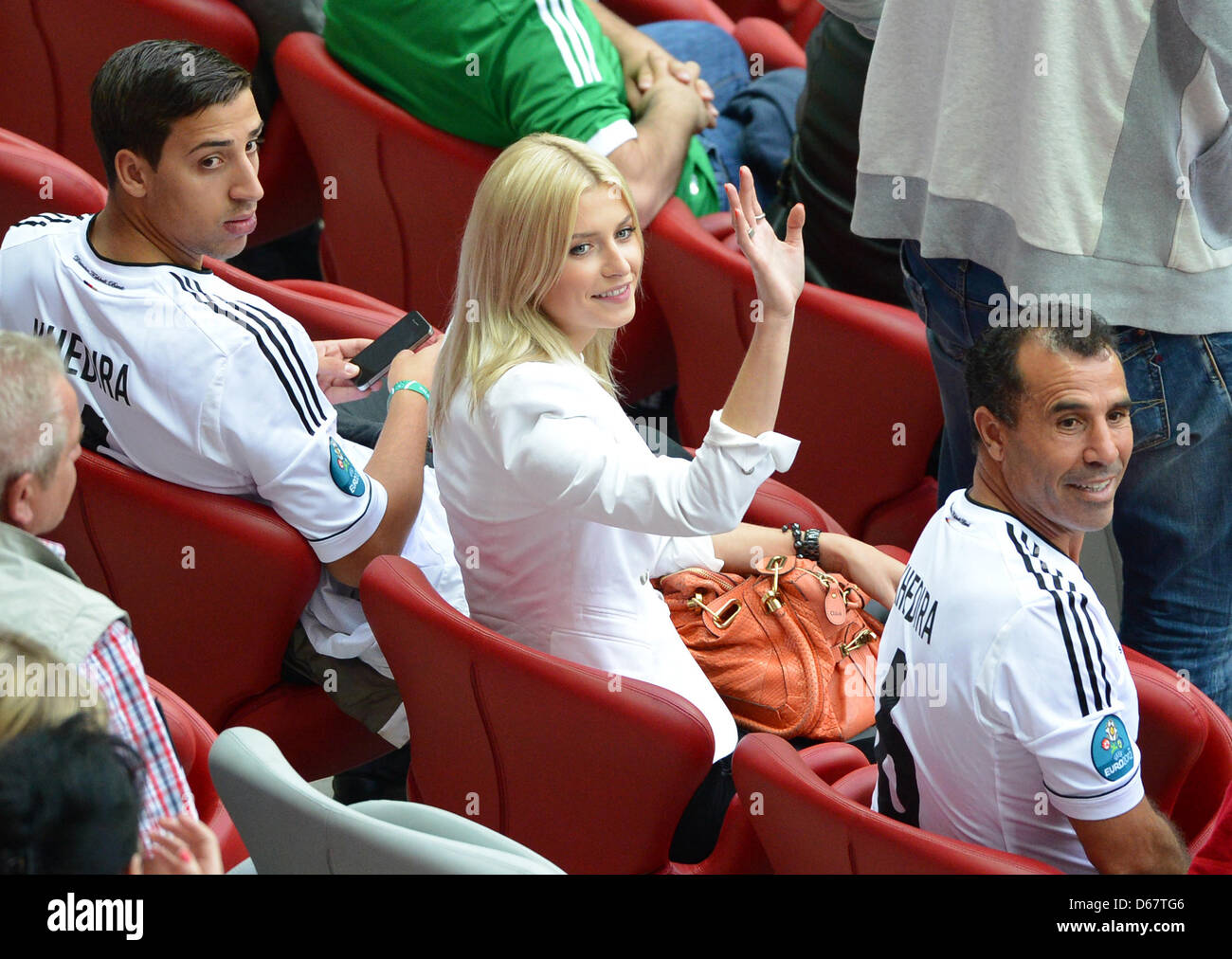 Deutschlands Lena Gercke C Die Freundin Von Deutschlands Sami Khedira Und Denny L Bruder Von Sami Khedira Und Deutschland Ist Khediras Vater Lazhar Gesehen Auf Dem Stand Vor Der Uefa Euro 2012