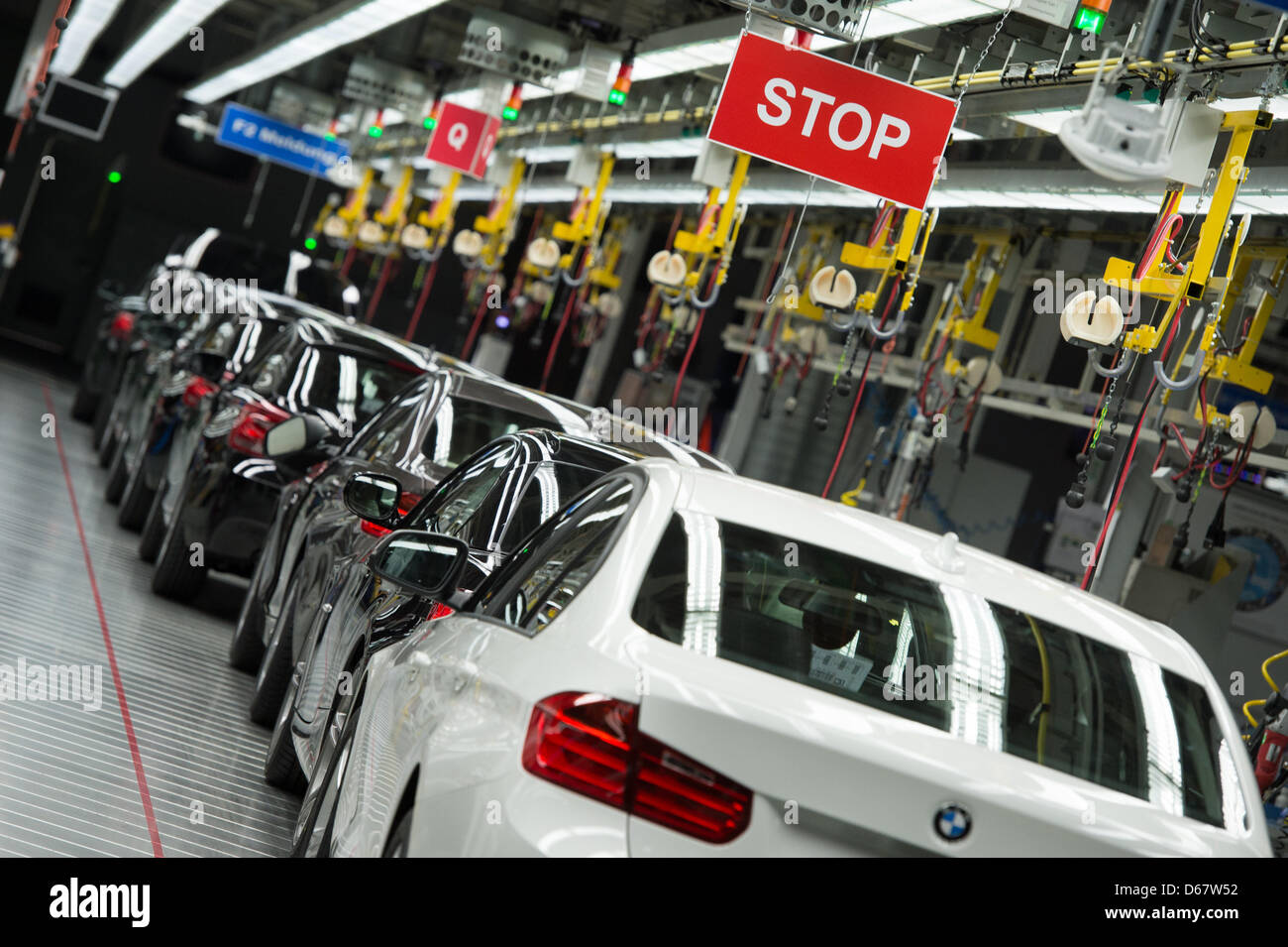 Produktion steht immer noch an das BMW-Werk in Regensburg, Deutschland, 28. Juni 2012. Rund 2.500 Mitarbeiter des BMW Werkes konnten beobachten das Halbfinalspiel der UEFA EURO 2012 zwischen Deutschland und Italien, die auf drei großen Leinwänden gezeigt wurde. Foto: Armin Weigel Stockfoto