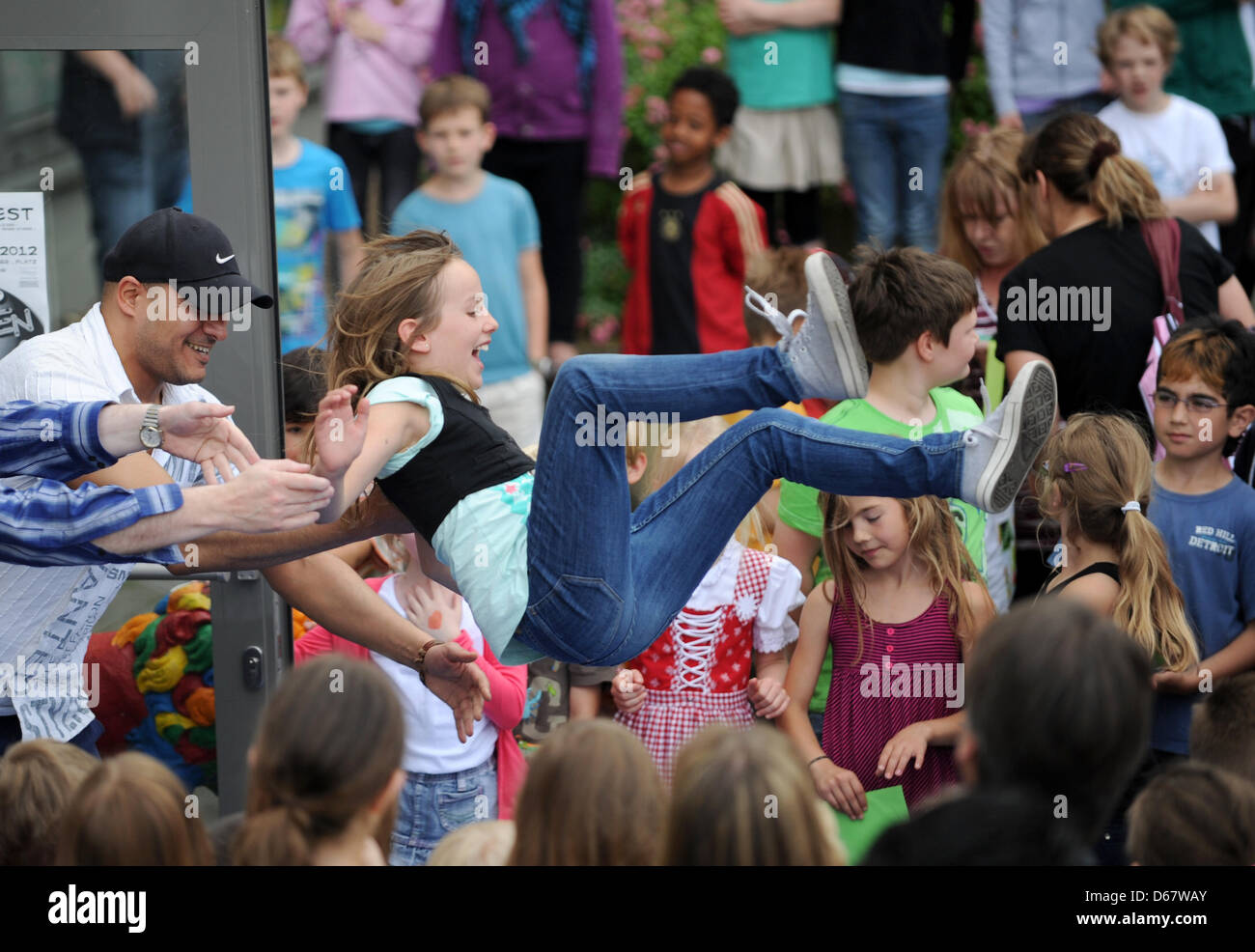 Viertklässler Emma ist aus der Auefeld Grundschule den Beginn Ferien in Kassel, Deutschland, 29. Juni 2012 symbolisieren geworfen. Foto: Uwe Zucchi Stockfoto