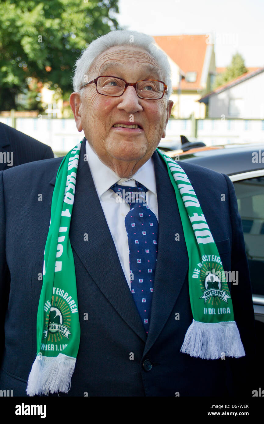 Ehemalige US-Außenminister Henry Kissinger kommt in den Club-Stadion in Fürth, Deutschland, 29. Juni 2012. Kissinger, der zum Bürger Fürth ist, besucht seine Heimatstadt mit Familienmitgliedern. Foto: DANIEL KARMANN Stockfoto