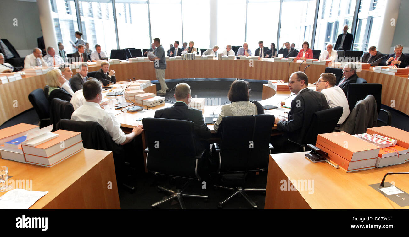 Eine Sondersitzung des Haushaltsausschusses des Deutschen Bundestages, die Beschlüsse des EU-Gipfels auf die Bankenrettung zu diskutieren beginnt im Paul-Loebe-Haus in Berlin, Deutschland, 29. Juni 2012. Foto: Wolfgang Kumm Stockfoto