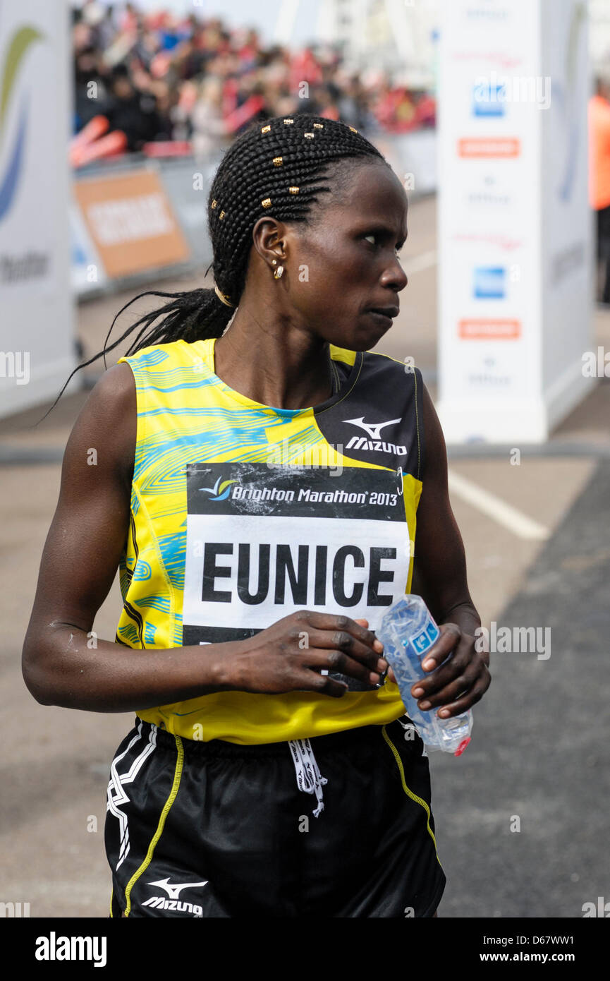 Brighton, UK, 14.04.2013: Brighton Marathon. Eunice Kales gewinnt das Brighton Marathon Damen Rennen in einer Zeit von 2 Stunden, 28 Minuten und 49 Sekunden (zur Bestätigung) auf Brighton Seafront. Bild von Julie Edwards Stockfoto