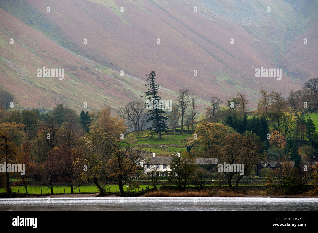 Ein isoliertes Haus am Ufer des Ullswater im englischen Lake District. Stockfoto