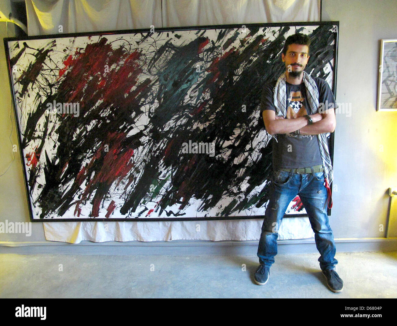 Der Afghanische Künstler Abul Kasem Fuschandschi by bin Samstag (30.06.2012) in Kabul Vor seit Gemälde «durch die Farben der Flagge - ich». Zwei Seiner Werke Stellt Fuschandschi Nonne Auf der Documenta aus - Im «Außenposten» in Kabul, Neben Kassel Einer der Schauplätze der Bedeutenden Ausstellung Für Körperbefriedigung Kunst. Foto: Dpa/Lhe Subel Bhandari (Zu Dpa 0484 «Krieg, Kunst, Kab Stockfoto