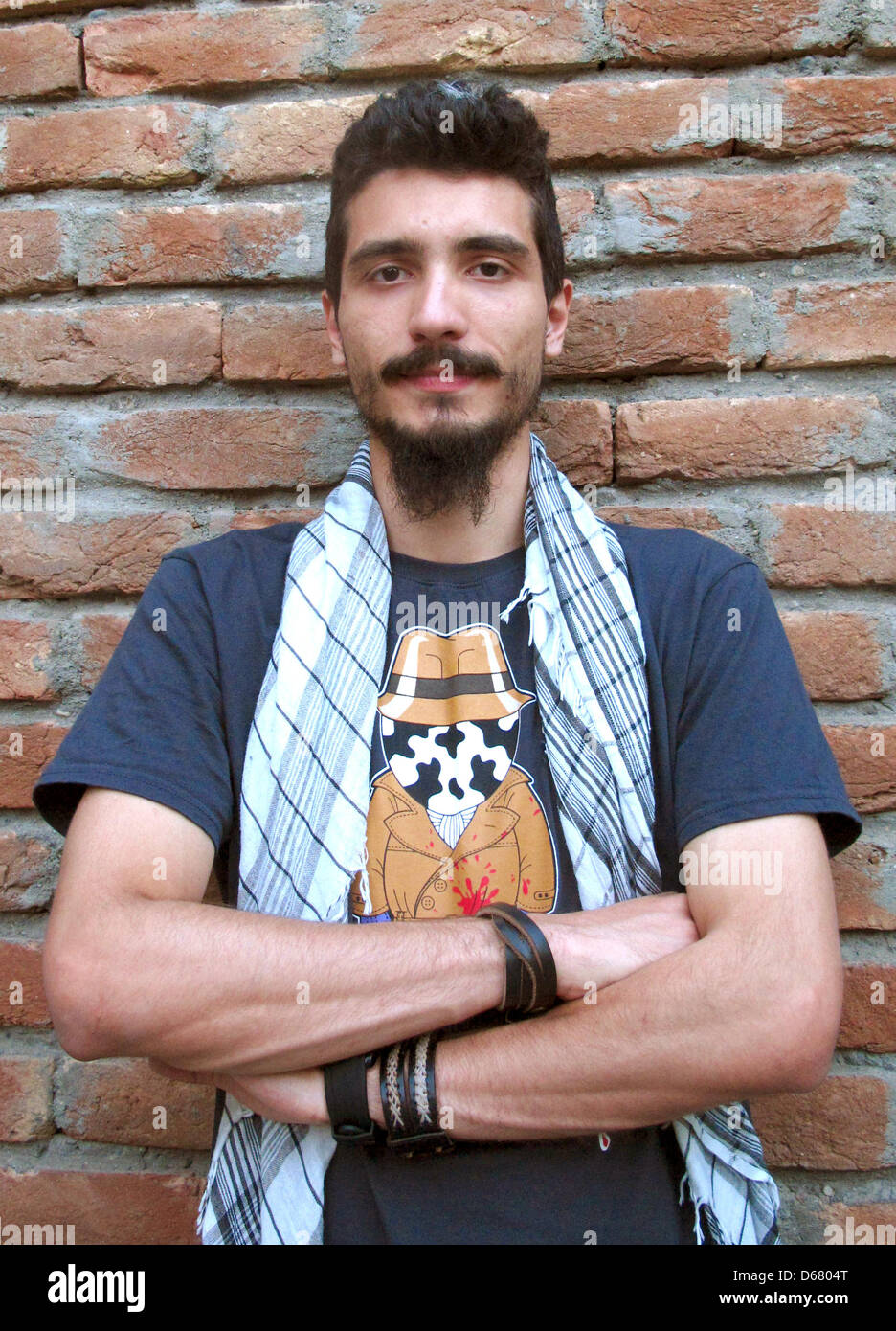 Der Afghanische Künstler Abul Kasem Fuschandschi, Aufgenommen bin Samstag (30.06.2012) in Kabul. Zwei Seiner Werke Stellt Fuschandschi Nonne Auf der Documenta aus - Im «Außenposten» in Kabul, Neben Kassel Einer der Schauplätze der Bedeutenden Ausstellung Für Körperbefriedigung Kunst. Foto: Dpa/Lhe Subel Bhandari (Zu Dpa 0484 «Krieg, Kunst, Kabul: Documenta Weckt Hoffnung in Afghanistan» Stockfoto