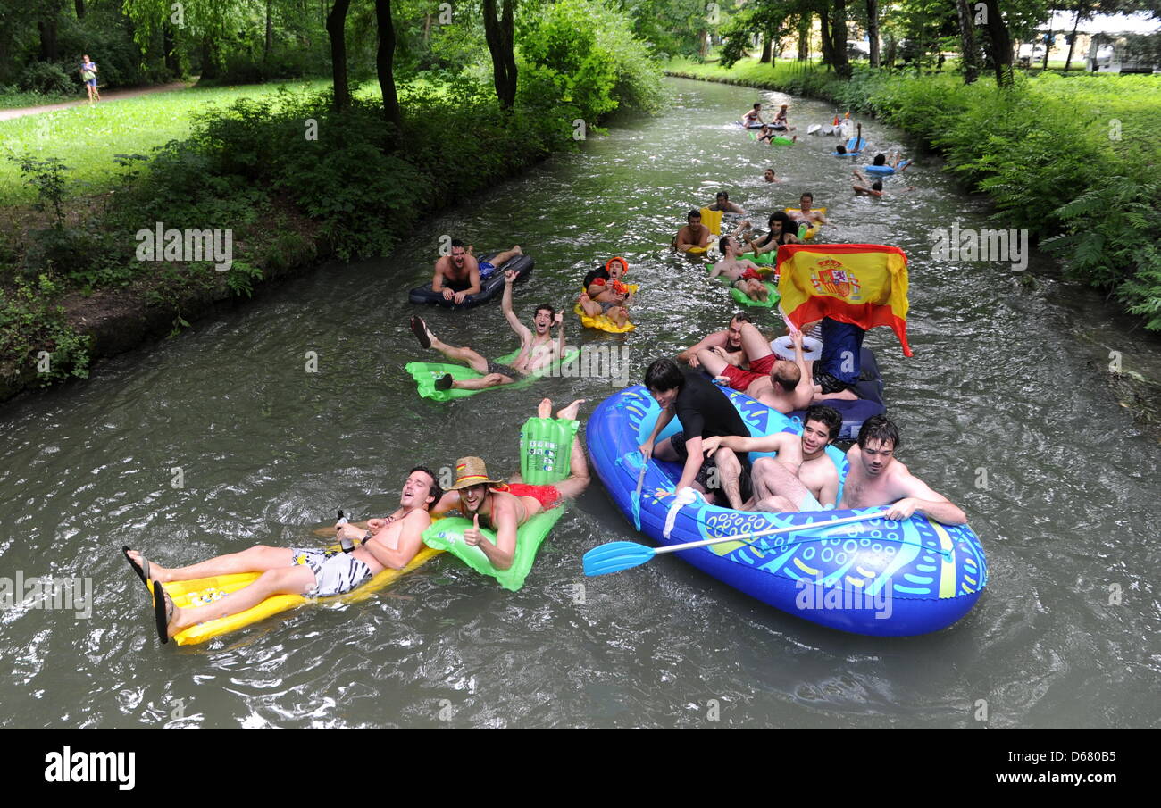 Spanische Fußballfans Swim am Sonntag (01.07.2012) in München (Oberbayern)  Vor Dem Finale der Fußball-Europameisterschaft Zwischen Spanien Und Italien  Im Englischen Garten Mit Schlauchboot, Luftmatratzen Und Anderen  Schwimmhilfen Feiernd Den Eisbach ...