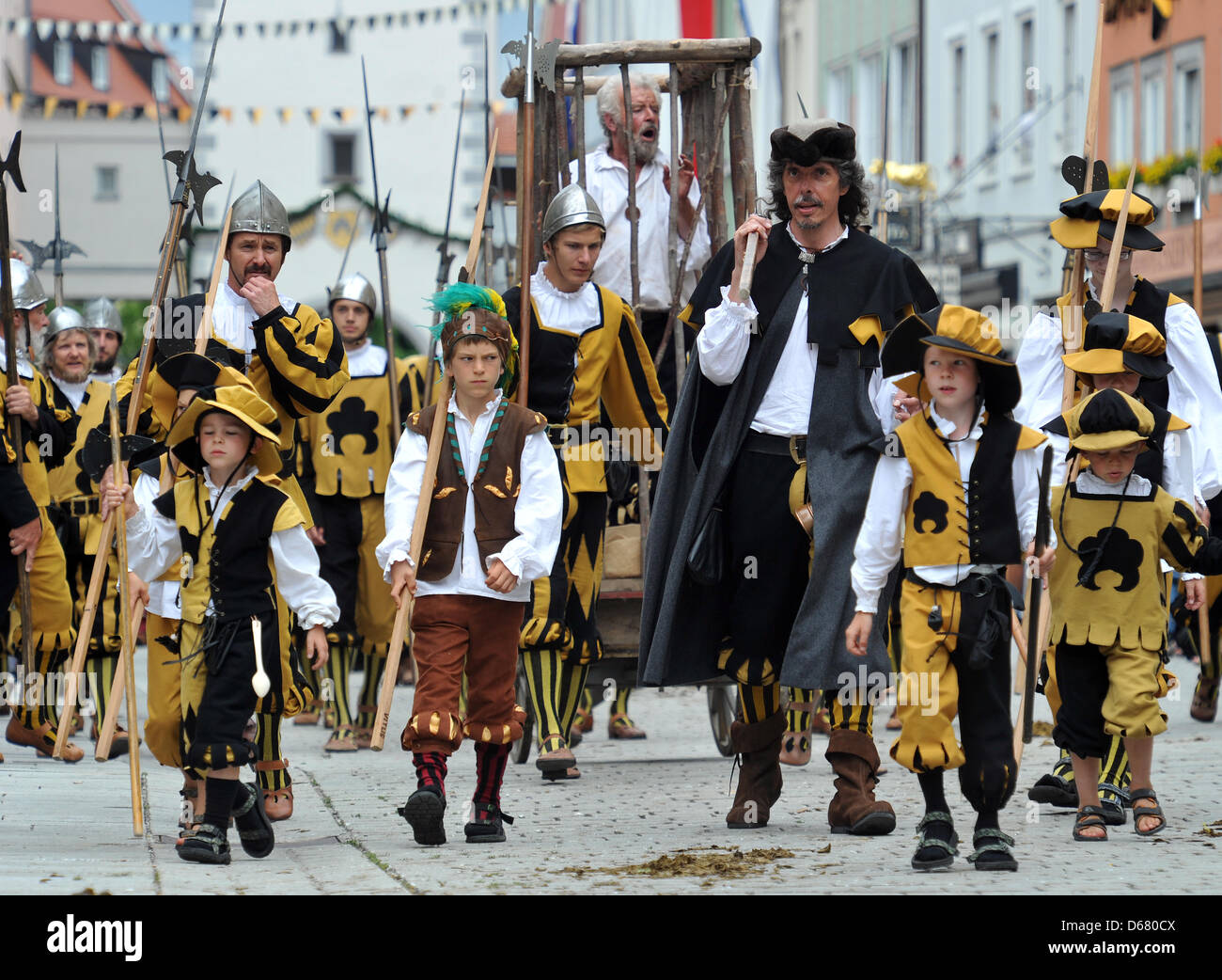 Menschen in historischen Kostümen nehmen Teil am Frundsberg-Festival in Mindelheim, Deutschland, 1. Juli 2012. Das Festival zu Ehren der Ritter und kaiserlicher Hauptmann Georg von Frundsberg findet bis 8. Juli 2012. Foto: STEFAN PUCHNER Stockfoto