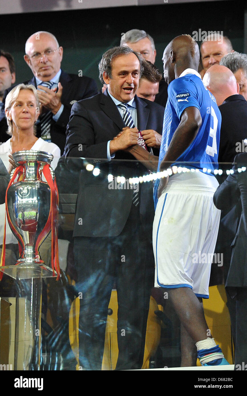 UEFA-Präsident Michel Platini (L) und Italiens Mario Balotelli während der Siegerehrung nach der letzten Fußball-UEFA EURO 2012 Spiel Spanien vs. Italien im Olympiastadion in Kiew, Ukraine, 1. Juli 2012. Spanien gewann mit 4: 0. Foto: Revierfoto Stockfoto