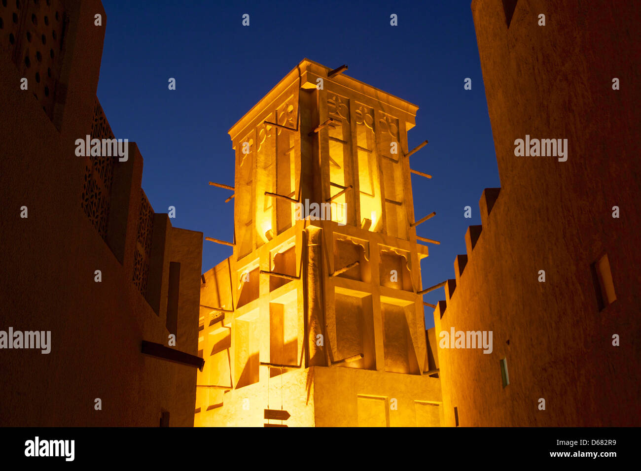 Ein Windtower in das alte Händler Viertel Bastakiya in Dubai, Vereinigte Arabische Emirate. Stockfoto