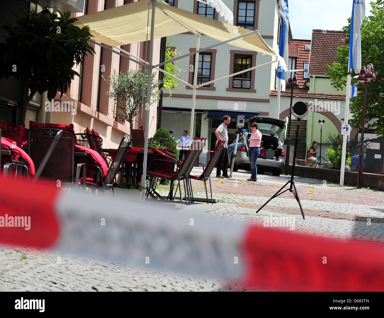 Der Tatort auf dem Marktplatz hat 4. Juli 2012 in Wiesloch, Deutschland, von der Polizei abgesperrt wurden. Polizisten geschossen und getötet einen bewaffneten Mann, der eine Frau in einem Café angegriffen hatte. Foto: JAN-PHILIPP STROBEL Stockfoto