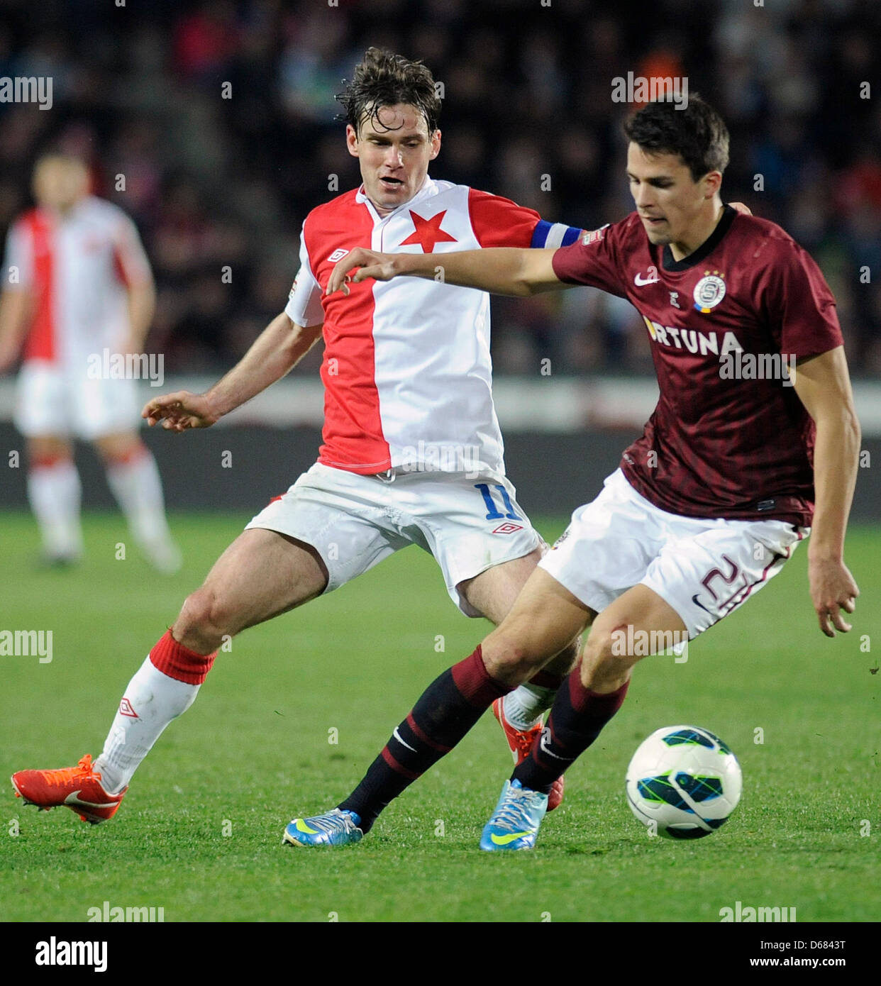 AC Sparta Praha Niederlage SK Slavia Prag in der Tschechischen Fußball-Liga-Spiel gespielt am 13. April 2013 in Prag, Tschechien. Karol Kisel (Slavia, links) und David Lafata (Sparta). (Foto/Stanislav Zbynek CTK) Stockfoto