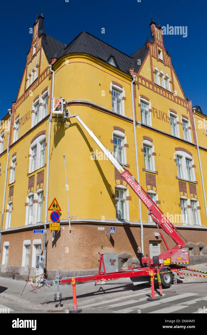 Wiederherstellung der Art Nouveau Stilarchitektur über eine erhöhte Arbeitsplattform auf der Halbinsel Katajanokka, Helsinki, Finnland Stockfoto