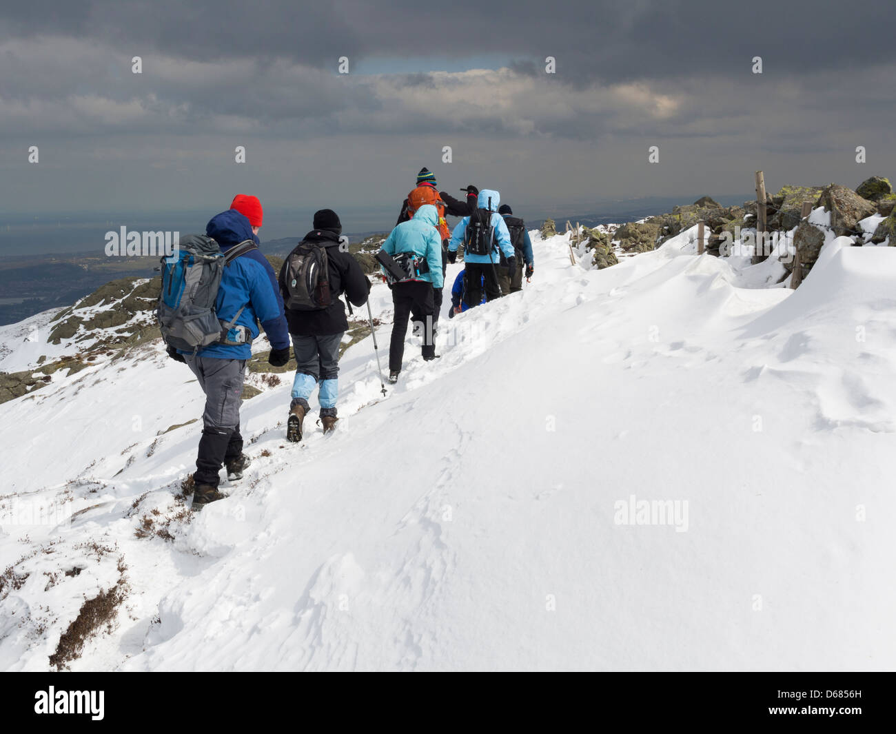 Gruppe der Wanderer zu Fuß auf den Grat des Tal-y-Fan Berg im tiefen Schnee in die Berge von Snowdonia, North Wales, UK, Großbritannien Stockfoto