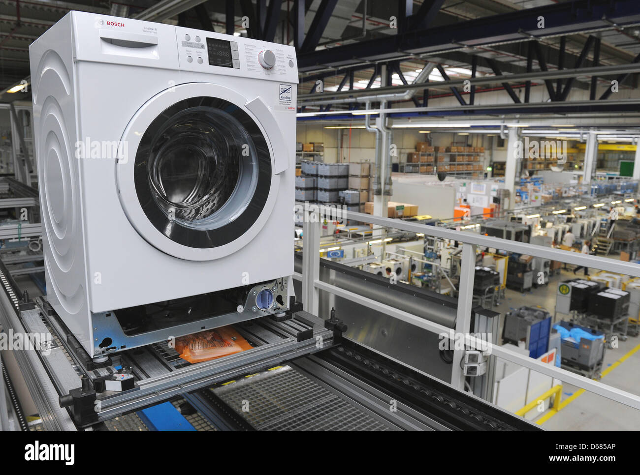 Eine Waschmaschine ist auf einem Fließband bei Bosch Siemens Hausgeraete GmbH in Nauen, Deutschland, 4. Juli 2012 abgebildet. Etwa 600 Mitarbeiter produzieren rund 800.000 hochwertige Waschmaschinen jährlich, von denen zwei Drittel exportiert werden. BSH Bosch Siemens Hausgeraete GmbH ist einer der weltweit führenden Hersteller von Haushaltsgeräten und größten Unternehmen der Branche in Europa. PH Stockfoto