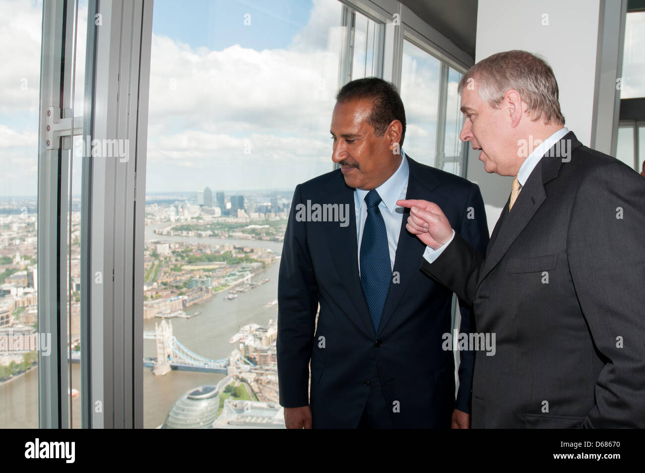 HANDOUT - Premierminister und Minister für auswärtige Angelegenheiten von Katar, Scheich Hamad Bin Jassim Bin Jabr Al-Thani (L), und Prinz Andrew, der Herzog von York, sprechen Sie bei der Eröffnung von The Shard, westlichen Europe s das höchste Gebäude in London Donnerstag, 5. Juli 2012. Foto: Ben Fitzpatrick/Nachrichtensendung HANDOUT redaktionelle Nutzung nur NO SALES obligatorisch CREDIT +++(c) Dpa - Bildfunk +++ Stockfoto