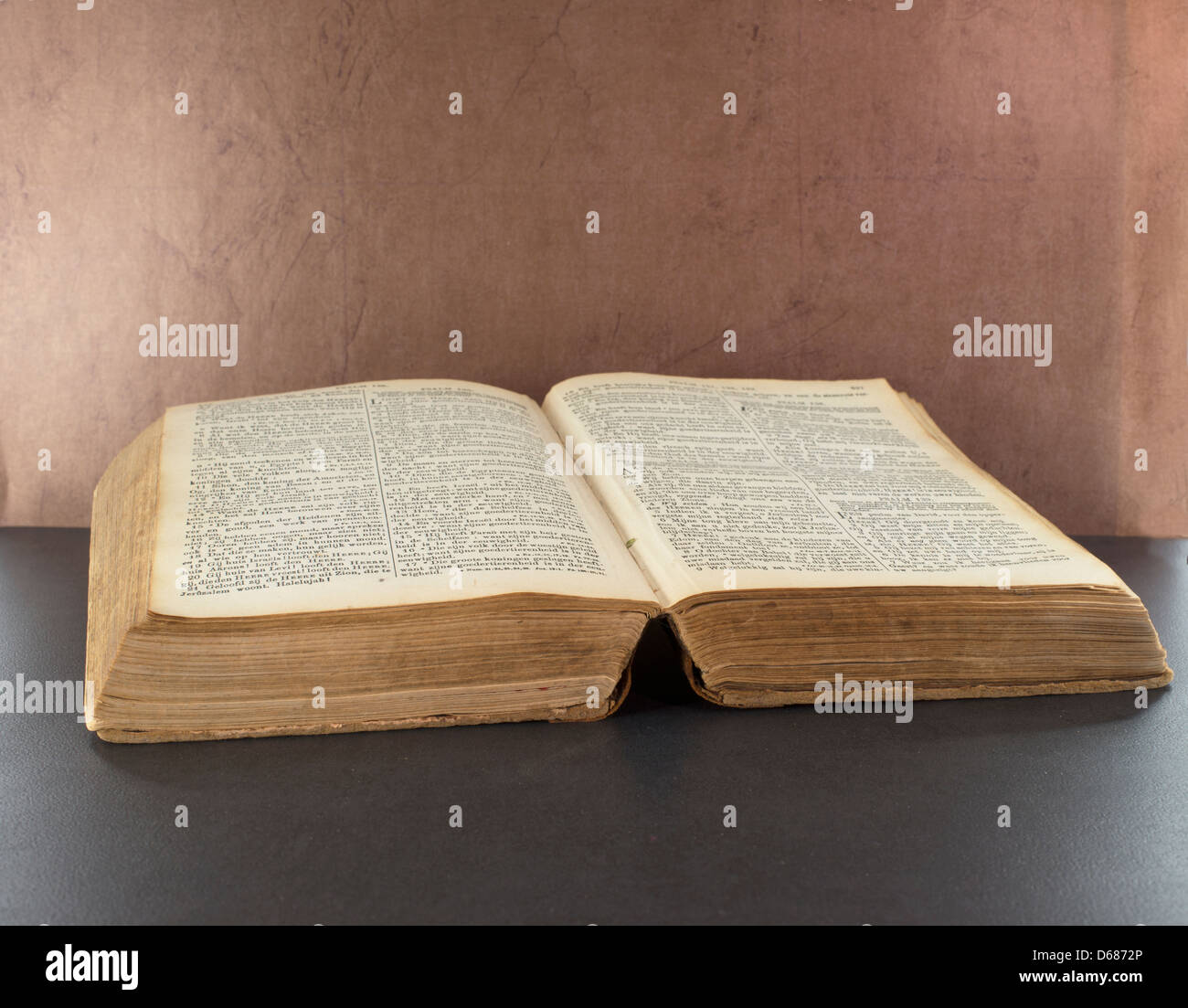 alte Bibel Buch mit braunem Hintergrund Stockfoto