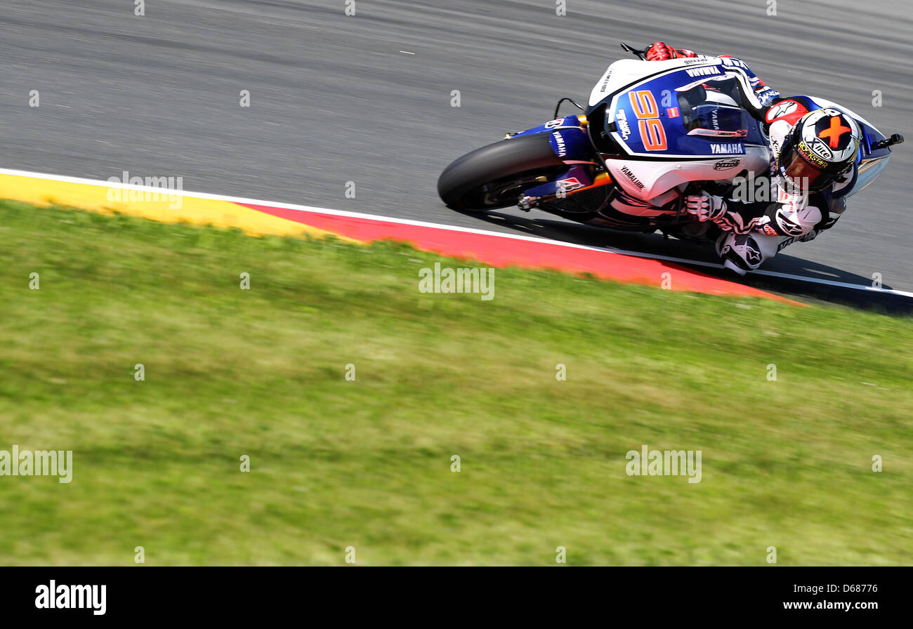 Spanische MotoGP Fahrer Jorge Lorenzo von Team Yamaha Factory Racing fährt sein Motorrad in einer Ausbildung Runde für den deutschen Grand Prix auf dem Sachsenring in Hohenstein-Ernstthal, Deutschland, 6. Juli 2012. Foto: JAN WOITAS Stockfoto