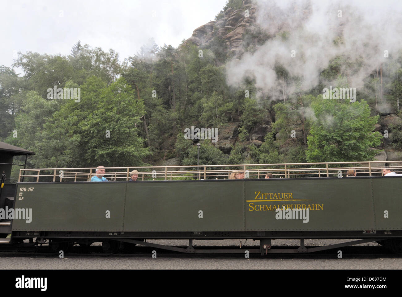 Eine Beobachtung Auto aus Zittau-Oybin Schmalspurbahn 1890 abgeschlossen sitzt neben Berg Oybin im Zittauer Gebirge Oybin, Deutschland, 4. Juli 2012. Ein Kloster wurde hier im Jahr 1379 gegründet und in der ersten Hälfte des 16. Jahrhunderts aufgelöst. Auf die Wiederherstellung es in den letzten 20 Jahren wurden 7 Millionen Euro ausgegeben. Foto: Matthias Hiekel Stockfoto