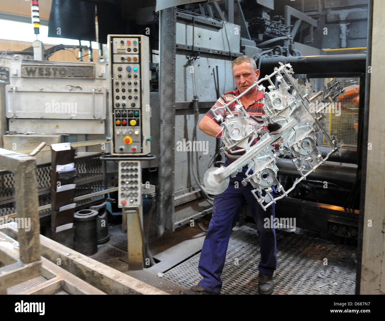 OLAF Kuester prüft Druckguss Teile in der Aluminium-Fabrik Alu-Druckguss Brandenburg GmbH in Brieselang, Deutschland, 4. Juli 2012. Die Firma Munufactures Teile vor allem für die Automobilindustrie. Foto: Bernd Settnik Stockfoto