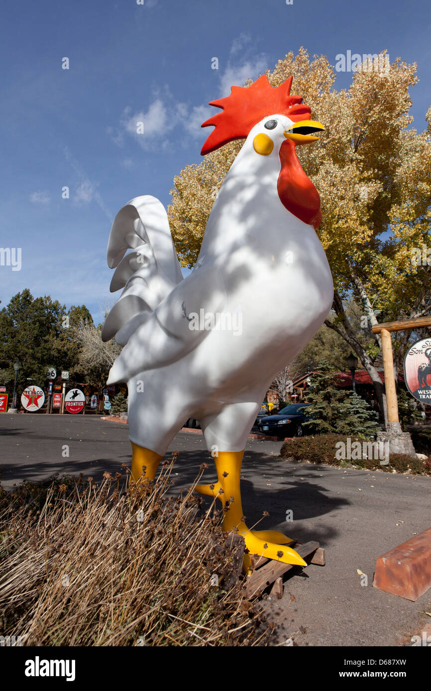 Ein Hahn Figur neben einer Straße und den roten Felsen im Hintergrund, Sedona, Arizona, USA Stockfoto