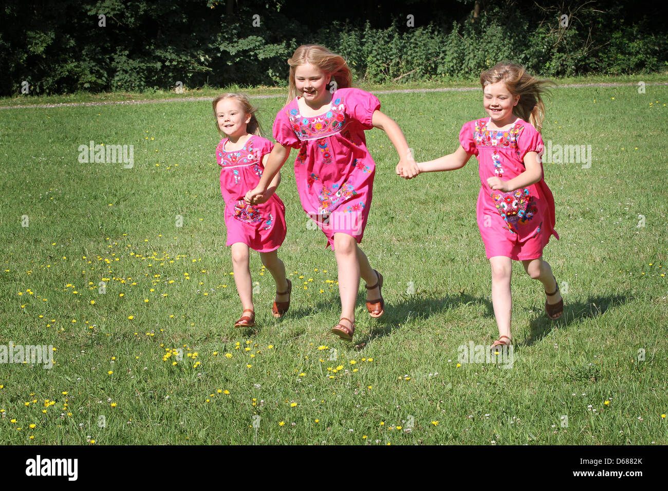 Dutch Princess Amalia (C) stellt mit ihren Schwestern Prinzessin Ariane (L) und Prinzessin Alexia für die Medien während einer Fotosession bei Immobilien die Horsten in Wassenaar, Niederlande, 7. Juli 2012. Prinz Willem-Alexander lebt mit seiner Familie in Villa Eikenhorst Estate die Horsten. Foto: Patrick van Katwijk / Niederlande, Stockfoto