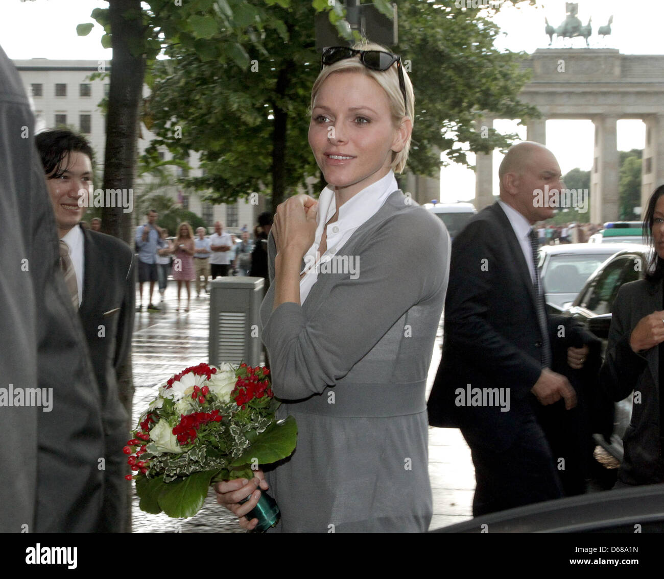 Charlene, Fürstin von Monaco, steigt aus einem Auto tragen Blumen in Berlin, Deutschland, 8. Juli 2012. Prinz Albert II von Monaco und seine Frau verbringen mehrere Tage in der deutschen Hauptstadt. Foto: WOLFGANG KUMM Stockfoto