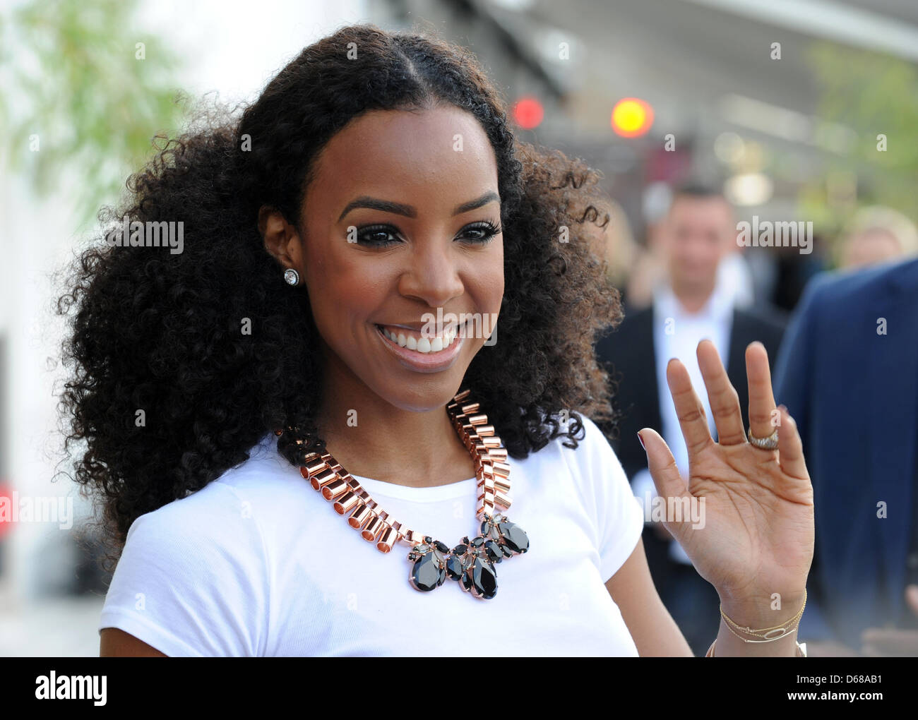 US-Sängerin Kelly Rowland kommt für die Bacardi-Record-Release-Party im Club Spindler & Klatt in Berlin, Deutschland, 8. Juli 2012. Rowland interpretiert den Song "Dreaming" Bacardi, zusammen mit Projekt B. Photo: Jens Kalaene Stockfoto