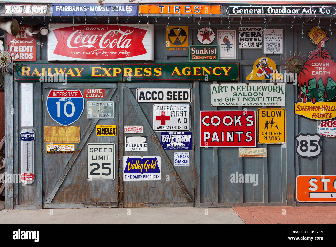 Eine Wand mit historischen Zeichen bei Route 66, Sedona, Arizona, USA Stockfoto
