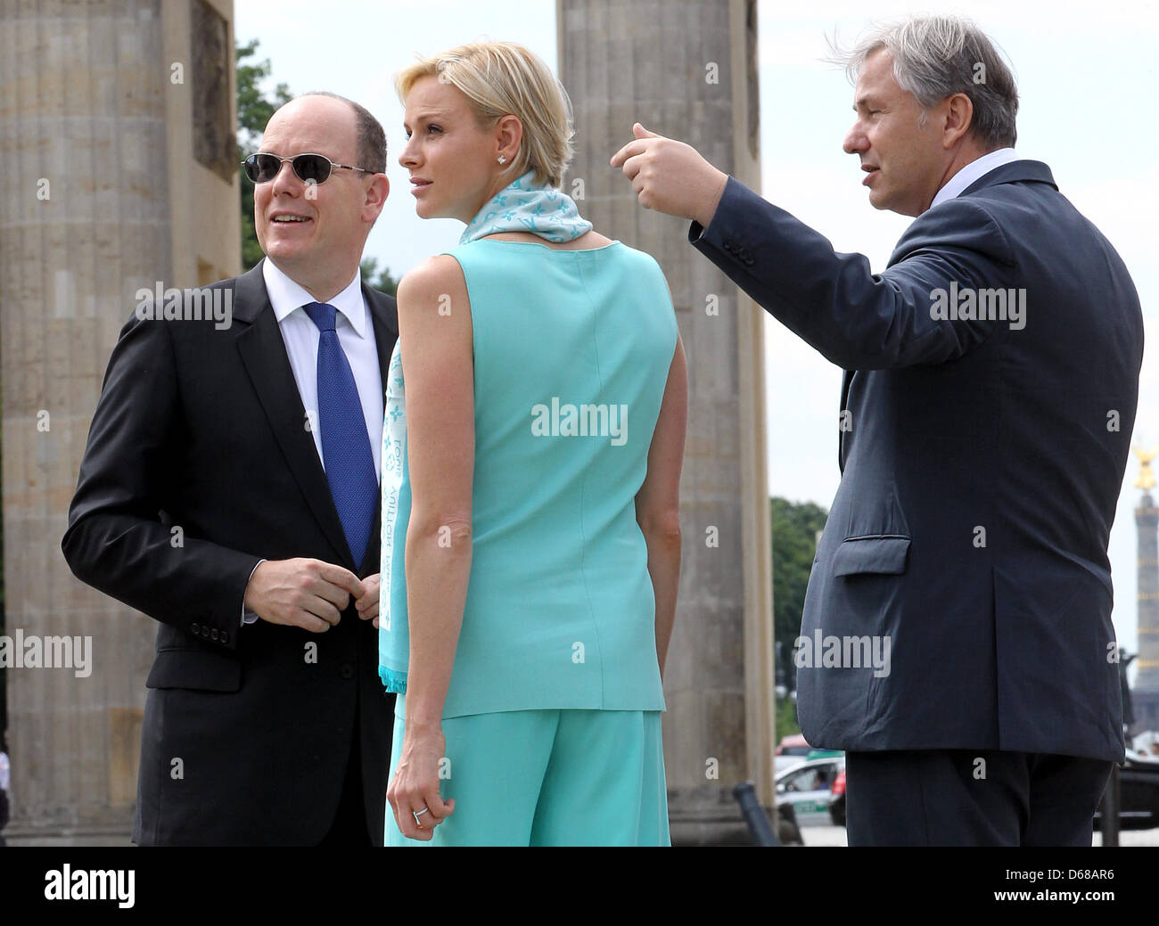 Berlin Mayor Klaus Wowereit (R) zeigt Prinz Albert II von Monaco und seine Frau Charlene am Brandenburger Tor in Berlin, Deutschland, 9. Juli 2012. Fürst Albert II. und seine Frau besuchen Deutschland für mehrere Tage. Foto: WOLFGANG KUMM Stockfoto