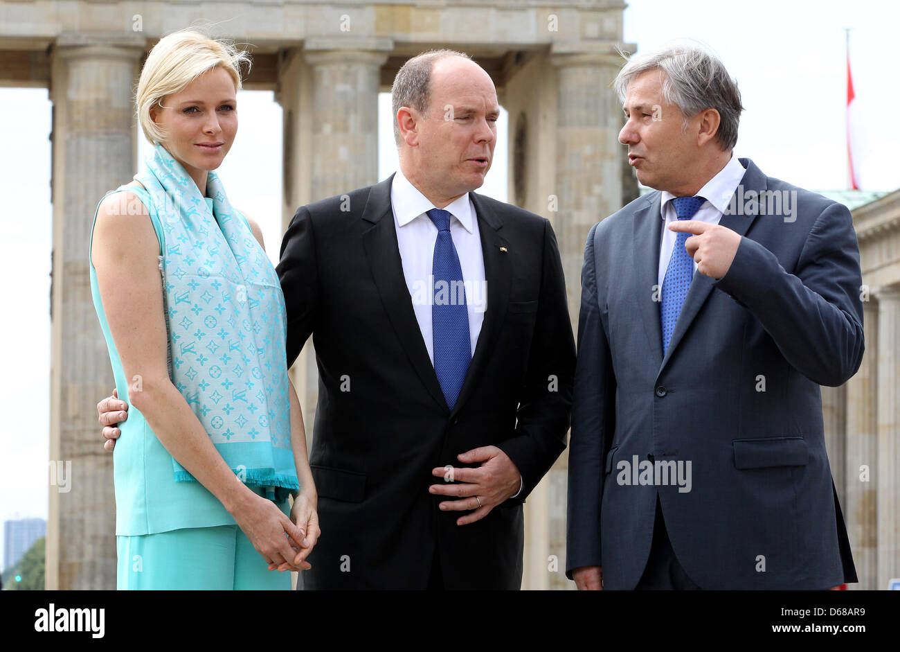 Berlin Mayor Klaus Wowereit (R) zeigt Prinz Albert II von Monaco und seine Frau Charlene am Brandenburger Tor in Berlin, Deutschland, 9. Juli 2012. Fürst Albert II. und seine Frau besuchen Deutschland für mehrere Tage. Foto: WOLFGANG KUMM Stockfoto