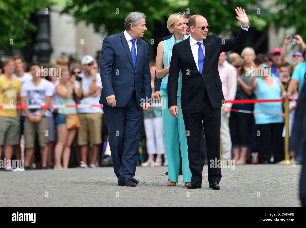 Berliner Bürgermeister Klaus Wowereit (L), Fürst Albert II von Monaco und seine Frau Charlene posieren für Bilder am Pariser Platz in Berlin, Deutschland, 9. Juli 2012. Fürst Albert II. und seine Frau besuchen Deutschland für mehrere Tage. Foto: Hannibal Hanschke Stockfoto