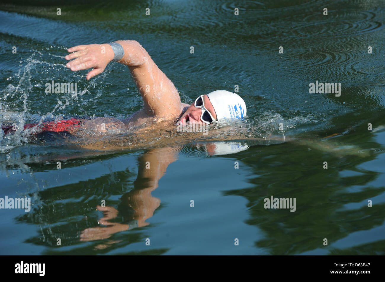 In seinem zweiten Versuch, den Bodensee zu durchqueren beginnt Stuttgarter extreme Schwimmer Bruno Dobelmann seine schwimmen in der Nähe von Bodman, Deutschland, 10. Juli 2012. 53-j hrige Dobelmann zielt darauf ab, überqueren die 64 Kilometer und erreichen in Bregenz in 24 Stunden ohne einen Neoprenanzug tragen. Foto: PATRICK SEEGER Stockfoto