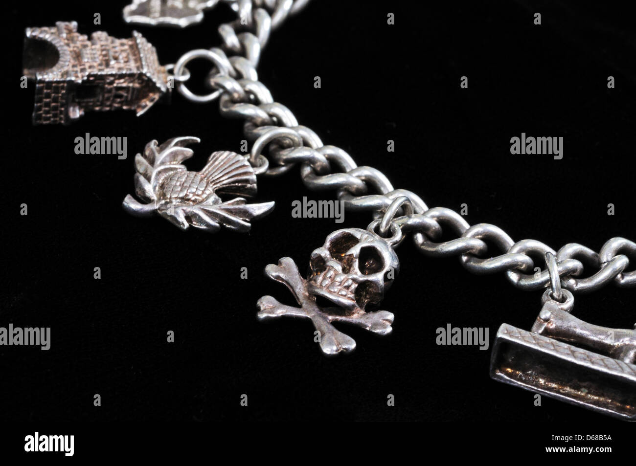 Sterling Silver Charm Armband vor einem schwarzen Hintergrund. Stockfoto
