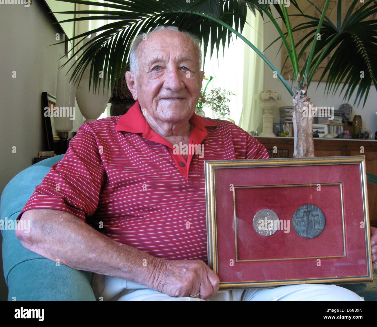 Ungarischer Wasserballspieler Alex Tarics zeigt einen Rahmen mit zwei Medaillen in seinem Haus in Belvedere, USA, 28. Juni 2012. Bei den Olympischen Spielen 1936 gewann Tarics die Goldmedaille. Im Alter von 98 Jahren wird er als Ehrengast bei den Olympischen Spielen 2012 in London. Foto: Barbara Munker Stockfoto