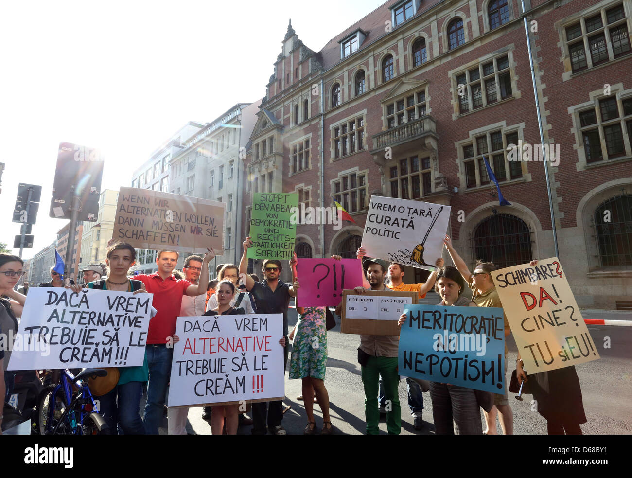 Demonstranten protestieren vor der rumänischen Botschaft in Berlin, Deutschland, 10. Juli 2012. Der Protest richtet sich an der Schwächung der Demokratie in Rumänien. Foto: STEPHANIE PILICK Stockfoto