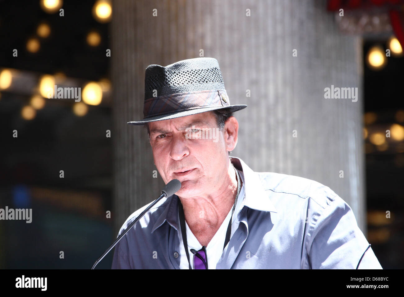 US-Schauspieler Charlie Sheen spricht bei Slash es Sterne auf dem Hollywood Walk of Fame in Hollywood, Kalifornien, USA 10. Juli 2012. US-Musiker Slash erhielt den 2,473rd Stern auf dem Hollywood Walk of Fame in der Kategorie Aufnahme. Foto: Hubert Boesl Stockfoto