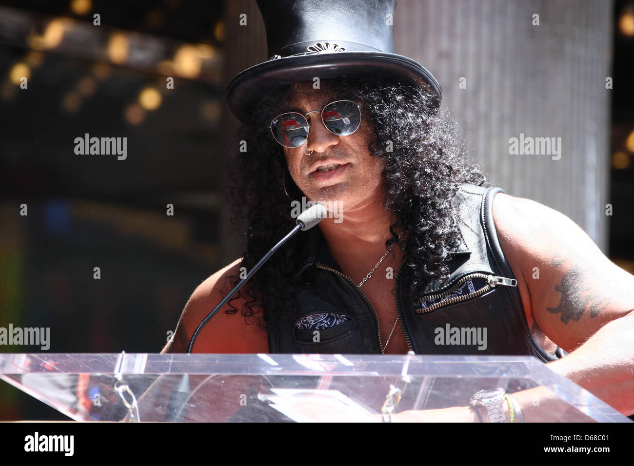 US-Musiker spricht Slash während seiner Sterne Zeremonie auf dem Hollywood Walk of Fame in Hollywood, Kalifornien, USA, 10. Juli 2012. Schrägstrich erhielt den 2,473rd Stern auf dem Hollywood Walk of Fame in der Kategorie Aufnahme. Foto: Hubert Boesl Stockfoto